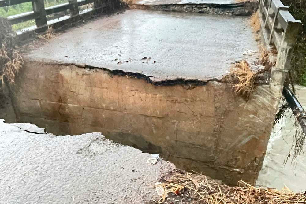 Cầu đổ sập, đứt rời khúc giữa sau mưa lớn ở Đồng Nai