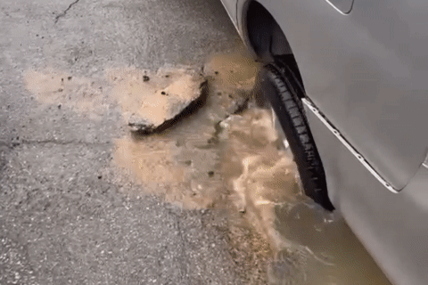 Chưa đầy 1 tháng, ô tô, xe SH sụt hố ở Hà Nội vì cùng nguyên nhân