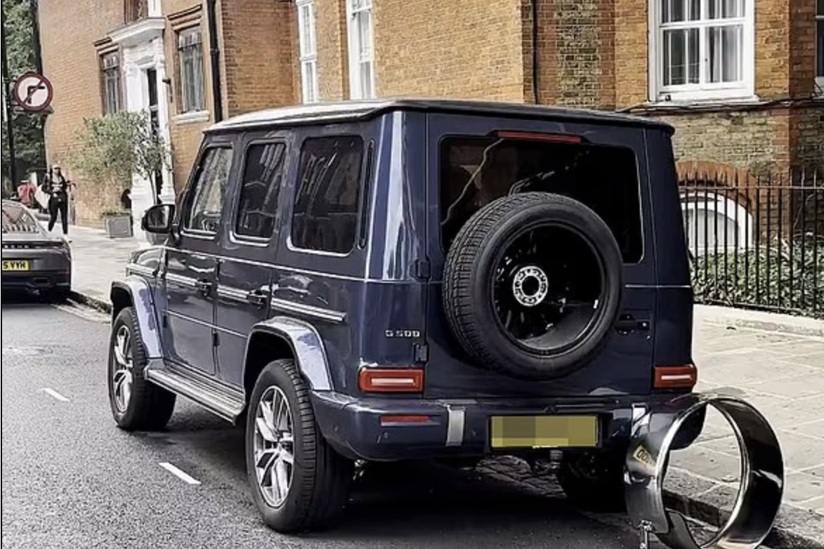 Hàng loạt xe Mercedes-Benz G-Class bỗng nhiên mất lốp dự phòng