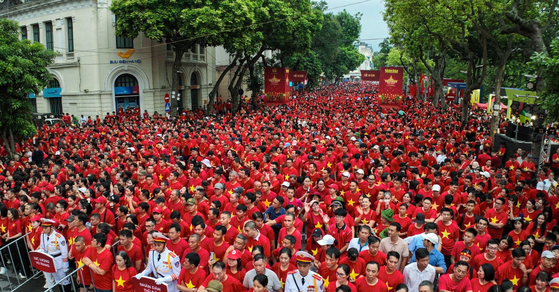 Hàng trăm nghìn người mặc áo cờ đỏ sao vàng đi bộ mừng Quốc khánh