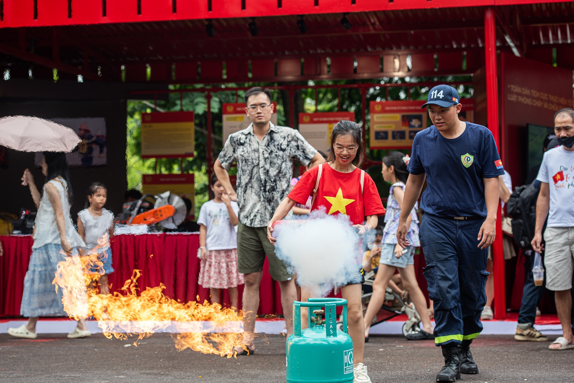Người Hà Nội hào hứng thực hành chữa cháy, bóc 'chân tướng' cuộc gọi lừa đảo