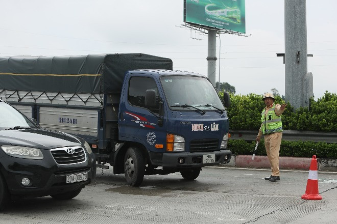 Thí điểm cấm ô tô tải đi ở làn 1 cao tốc: Sẽ xử phạt tài xế cố tình vi phạm