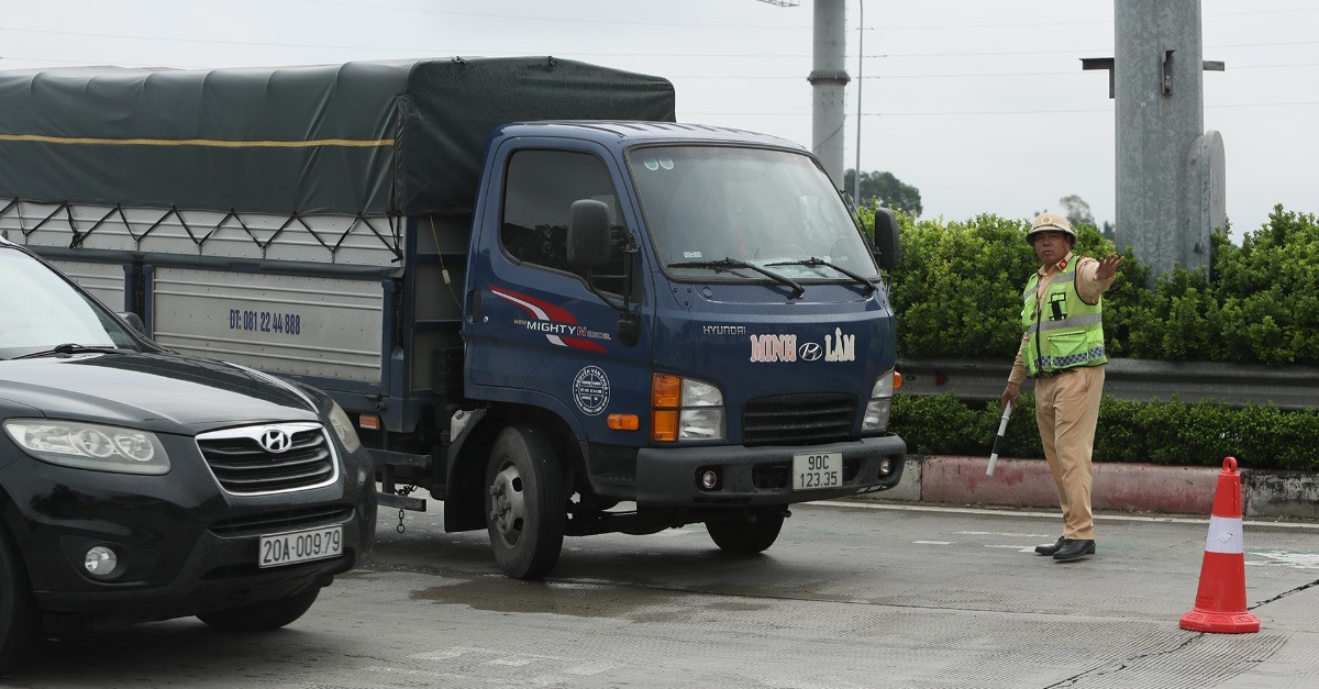 Thí điểm cấm ô tô tải đi ở làn 1 cao tốc: Sẽ xử phạt tài xế cố tình vi phạm