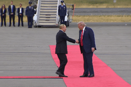 Khoảnh khắc ông Trump chào đón ông Putin đến căn cứ quân sự ở Alaska