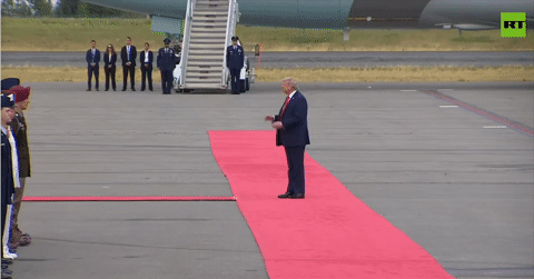 Khoảnh khắc ông Trump chào đón ông Putin đến căn cứ quân sự ở Alaska