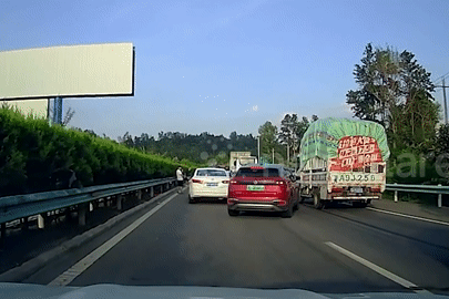 Kinh hoàng cảnh xe tải mất lái tông hàng loạt phương tiện trên cao tốc
