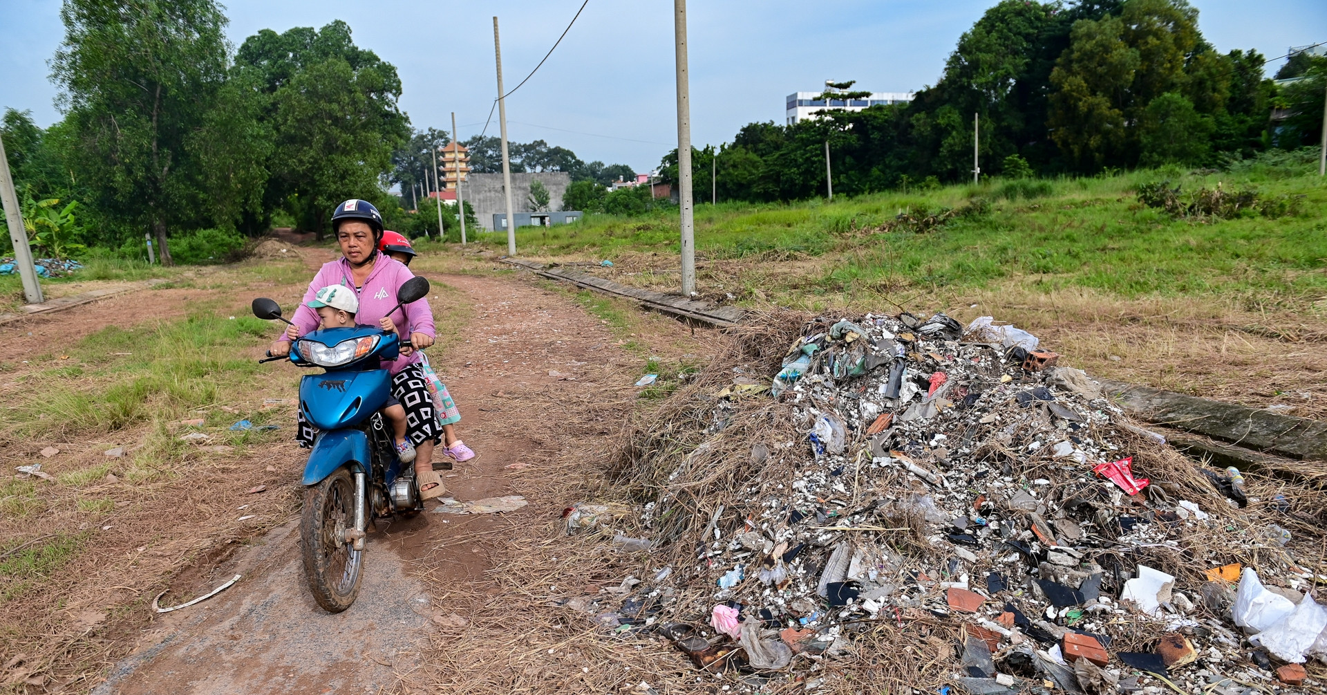 Người dân thấp thỏm sống trong khu &amp;apos;đất vàng&amp;apos; bỏ hoang gần hai thập kỷ ở TPHCM
