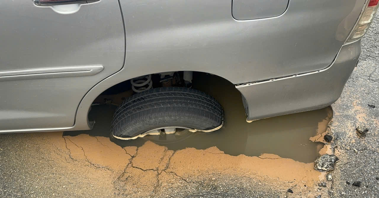 Ô tô đang lưu thông bất ngờ ‘sụt hố’ trên đường phố Hà Nội