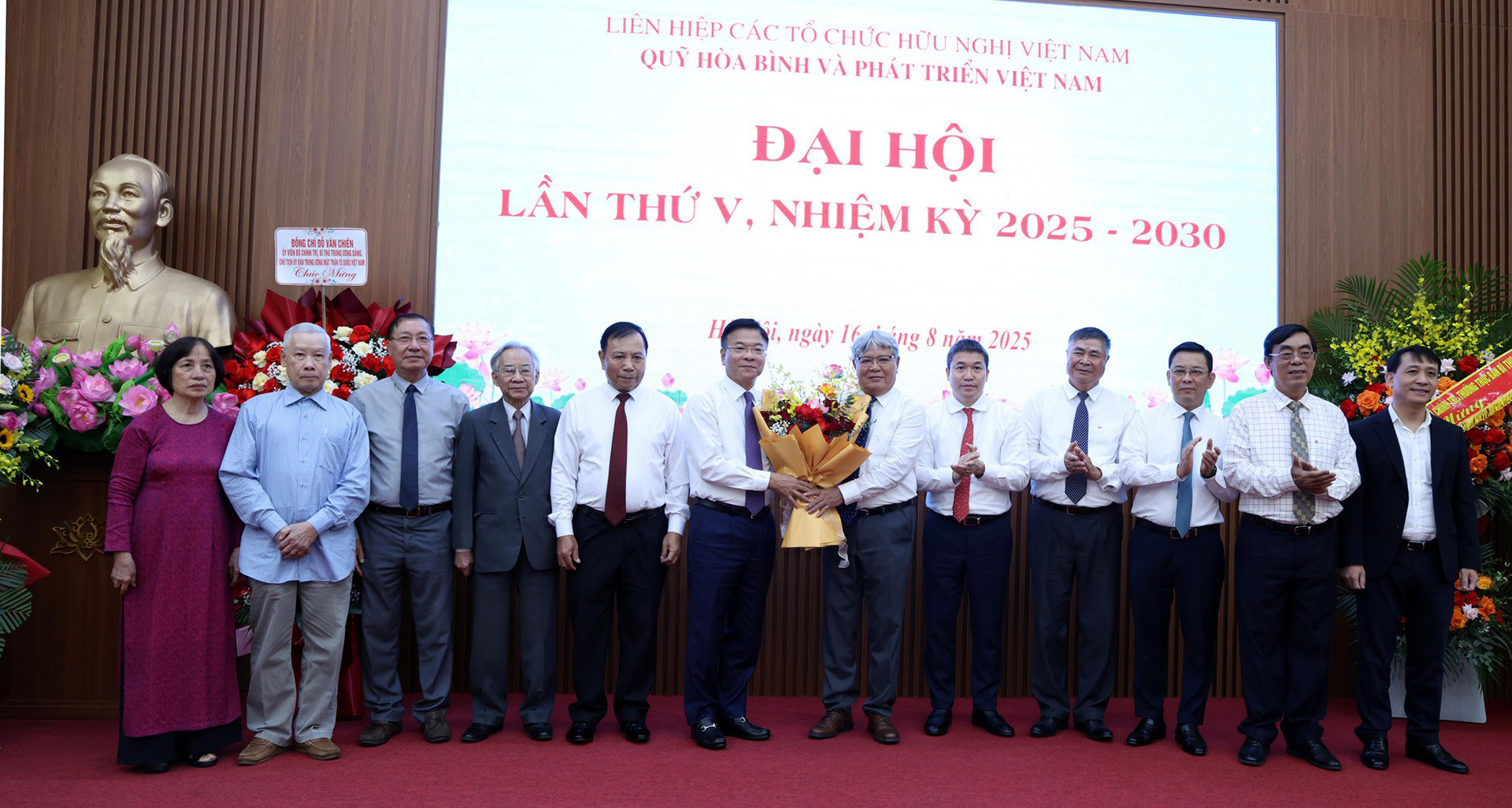 pttg ltl tang hoa chuc mung ban thuong vu hoi dong 1755320623740500584953.jpg