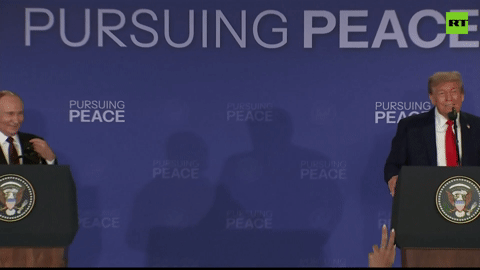 Động thái hiếm của ông Putin tại họp báo chung với ông Trump