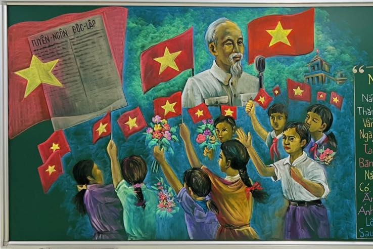 Thầy giáo vẽ tranh Bác Hồ đọc Tuyên ngôn Độc lập bằng phấn bảng