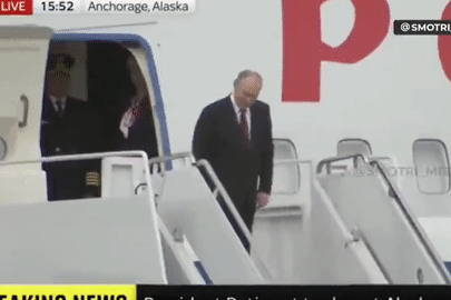 Tổng thống Nga Putin làm điều đặc biệt trước khi lên máy bay rời Alaska