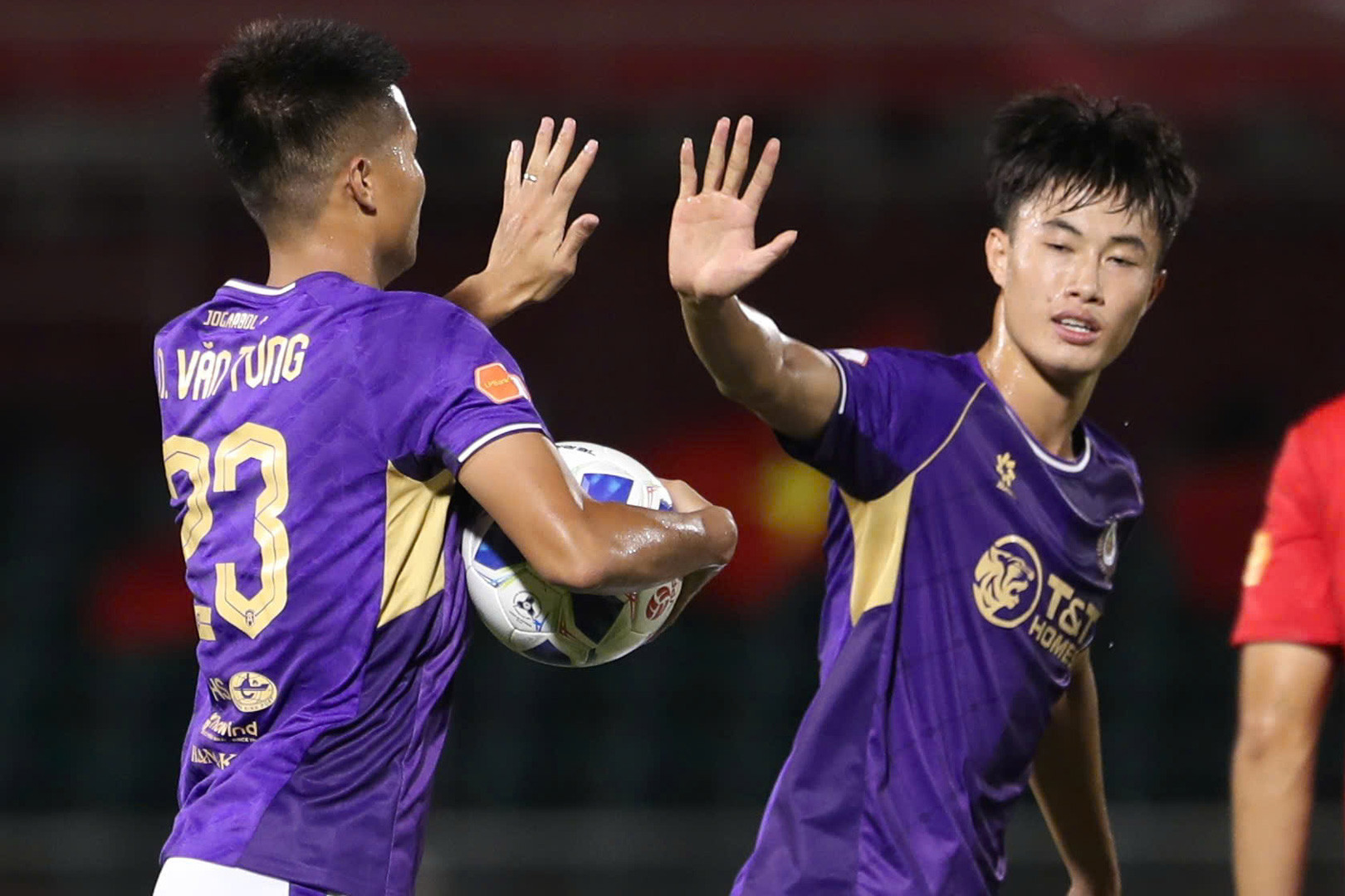 Van Tung CAHCM Ha Noi 2.jpg