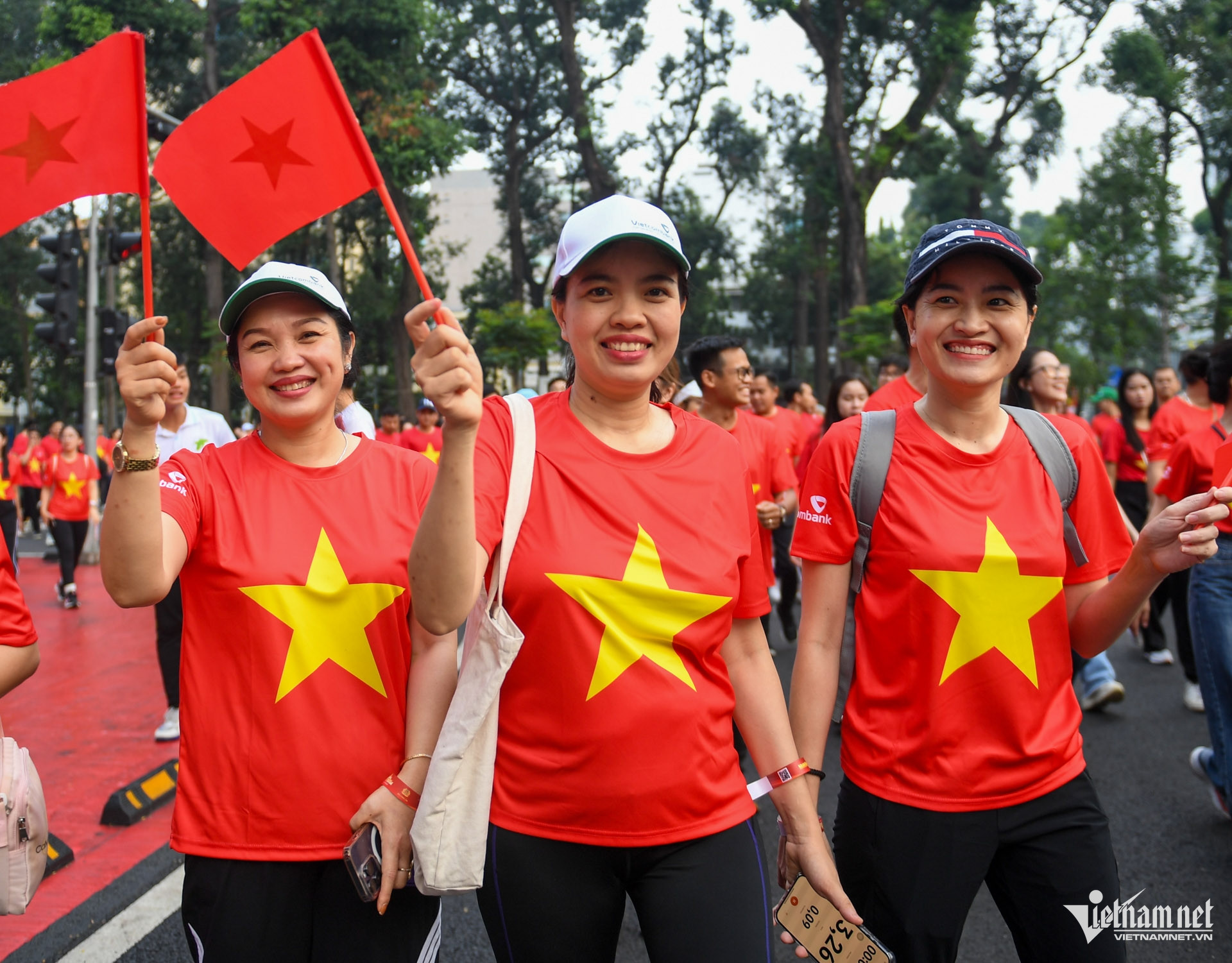 W-cờ đỏ sao vàng TPHCM 30.jpg