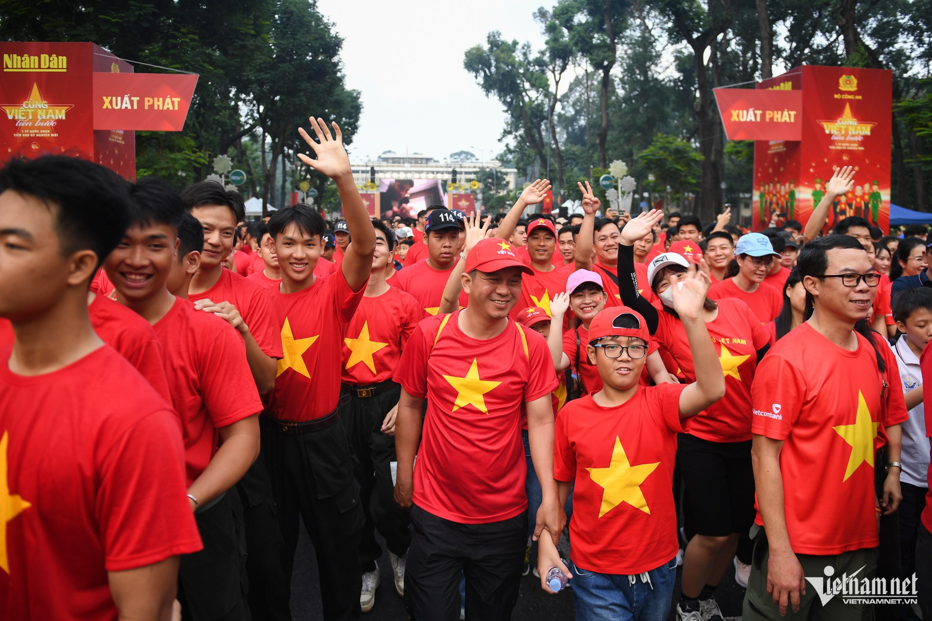W-cờ đỏ sao vàng TPHCM.jpg