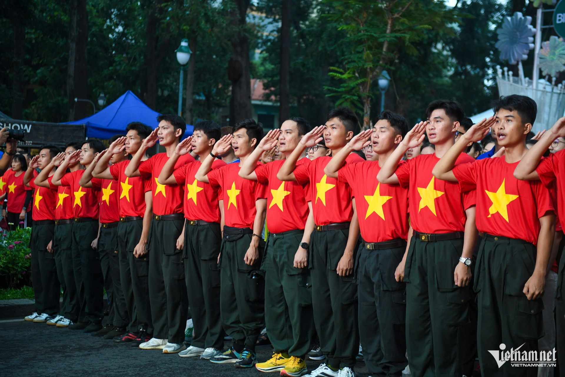 W-cờ đỏ sao vàng TPHCM 8.jpg