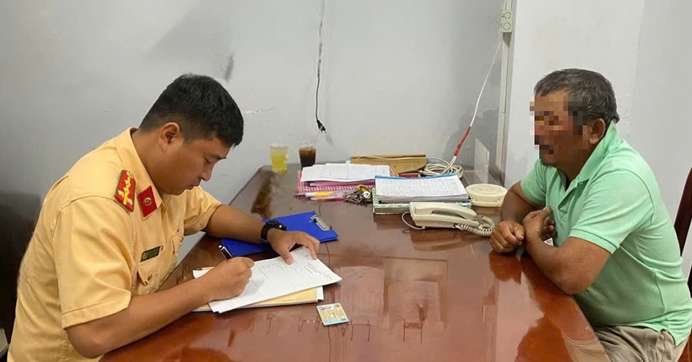 Xử phạt chủ con bò &amp;apos;đột nhập&amp;apos; hầm sông Sài Gòn khiến giao thông rối loạn