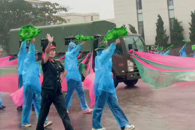 Đại tá, NSND Thu Hà ráo riết tập luyện dưới cơn mưa nặng hạt cho kịp A80