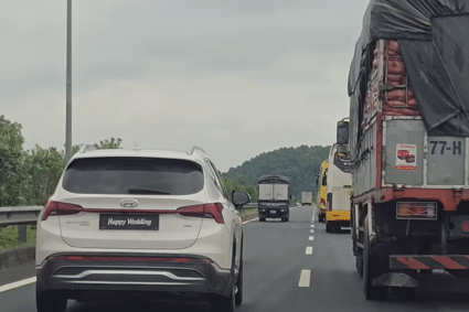 Dùng chiêu lật biển số trên cao tốc, tài xế Santa Fe gây phẫn nộ, bị CSGT truy tìm