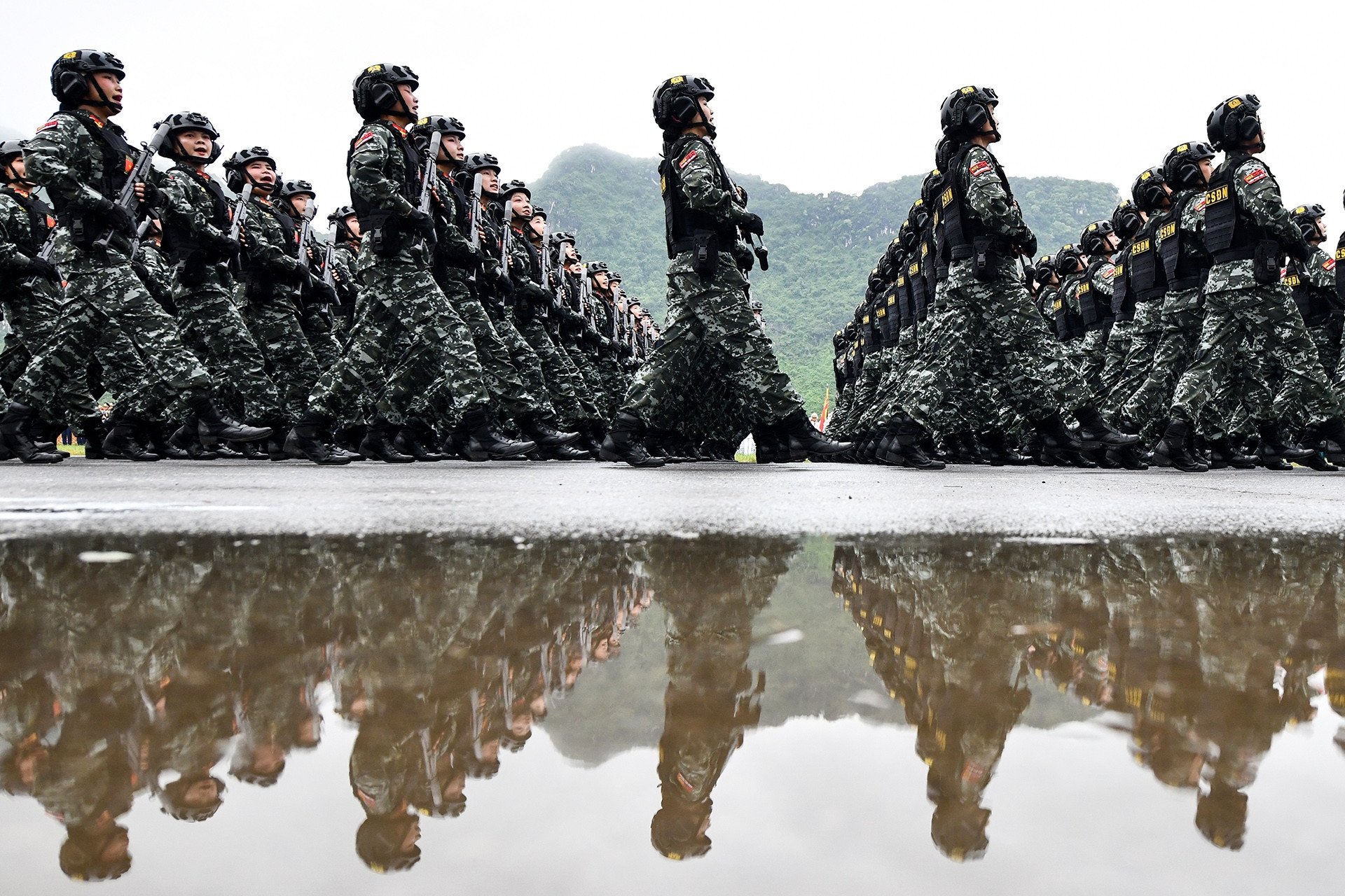 Hơn 16.000 chiến sĩ hợp luyện diễu binh trong mưa