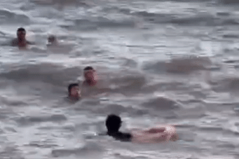 Khoảnh khắc 2 người hùng cứu 5 du khách gặp nạn khi tắm biển ở Ninh Bình