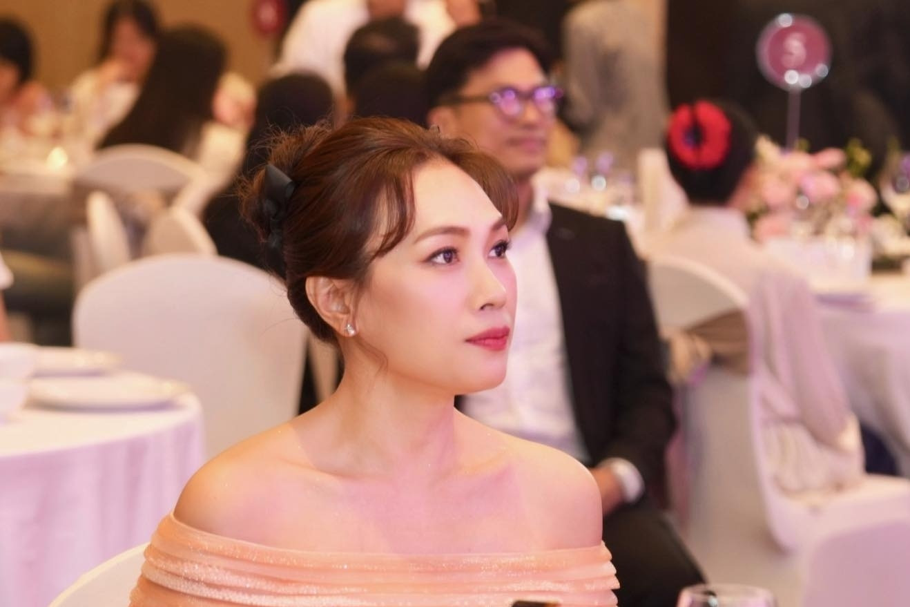 Mỹ Tâm xinh đẹp sau status 'tìm nửa trái tim', Thanh Hằng trêu chồng nhạc trưởng