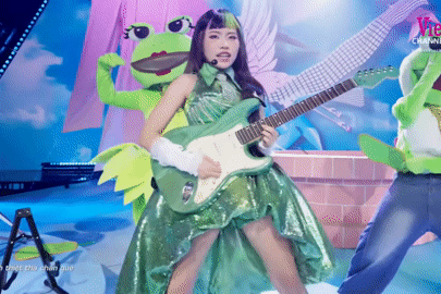 Phương Mỹ Chi chơi guitar điện rất 'ngầu', Bảo Anh 'tái sinh' bốc lửa