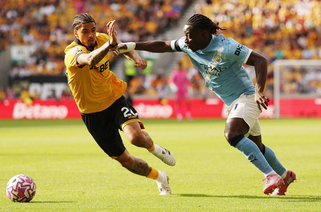 resources_premierleague_pulselive_com 2025 08 16T163619Z_1353400357_UP1EL8G1A4IR2_RTRMADP_3_SOCCER ENGLAND WOL MCI.jpg