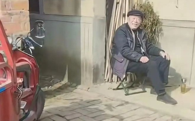 Lấy chồng xa, 2 năm mới về, con gái òa khóc nhìn cảnh bố mẹ ngồi trước hiên