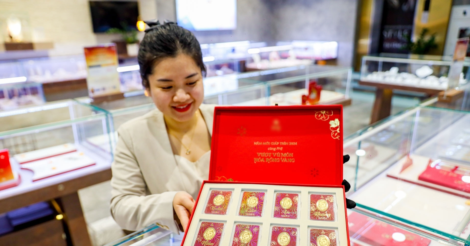 Giá vàng hôm nay 19/8/2025: Thế giới lặng sóng, SJC lập đỉnh cao kỷ lục