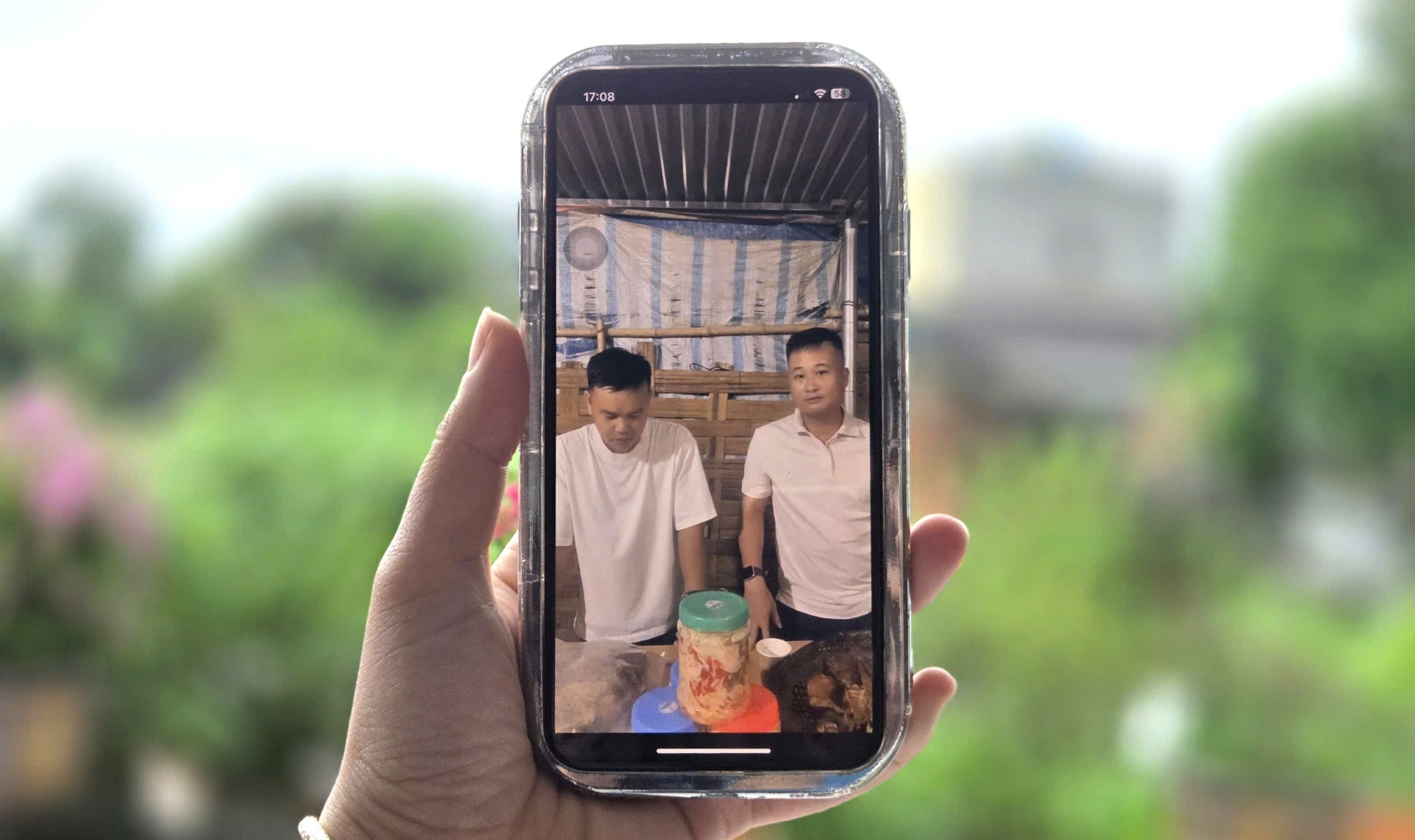 a2Đại úy công an livestream.jpg