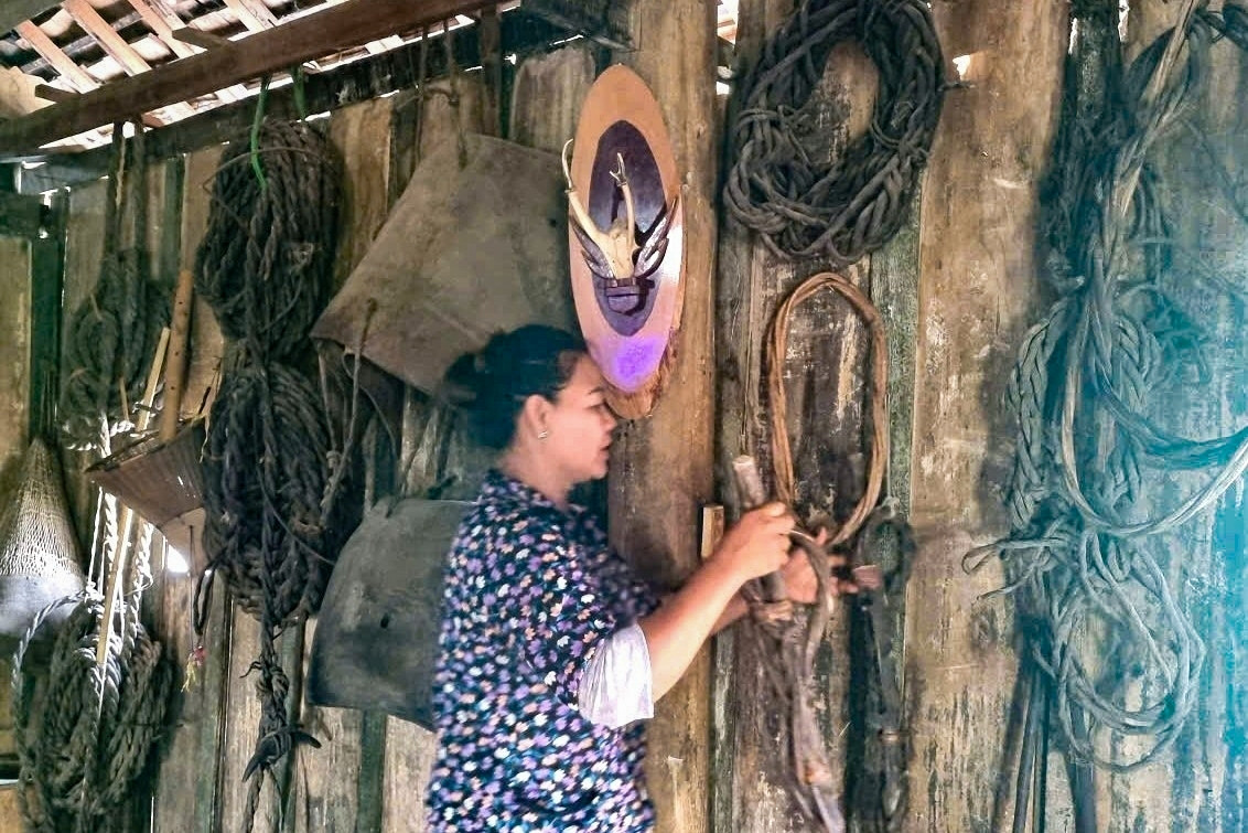 Bộ dây thừng bằng da trâu hơn 100 năm trong nhà sàn cổ của vua săn voi