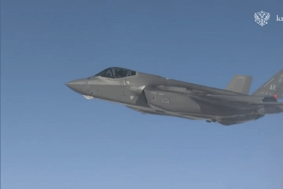 Các chiến đấu cơ Mỹ hiện đại nhất hộ tống chuyên cơ của Tổng thống Nga Putin