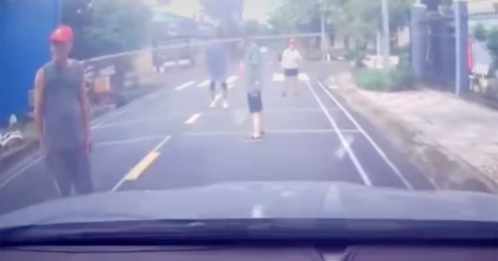 Clip nhóm người lớn tuổi chặn đường ở TPHCM chơi cầu lông, dọa ‘ăn thua’ với tài xế