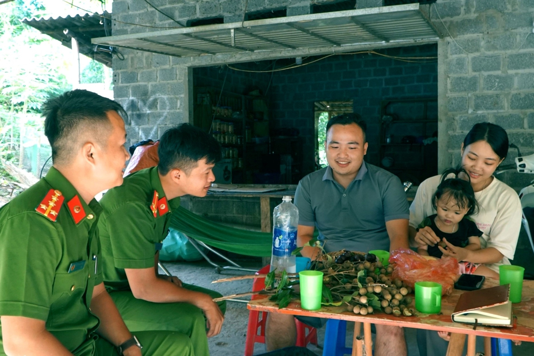 Đại úy công an livestream tuyên truyền pháp luật, giúp dân vùng núi bán nông sản