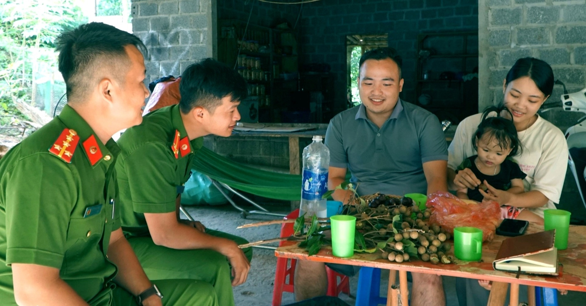 Đại úy công an livestream tuyên truyền pháp luật, giúp dân vùng núi bán nông sản
