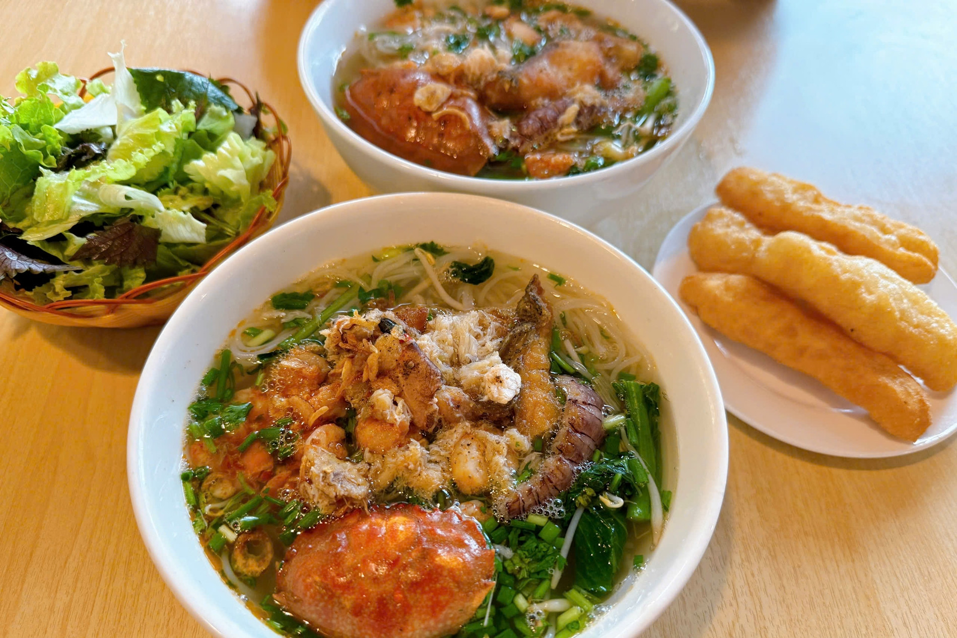 Du lịch Hạ Long 1 ngày, ăn đặc sản gì, chơi ở đâu?