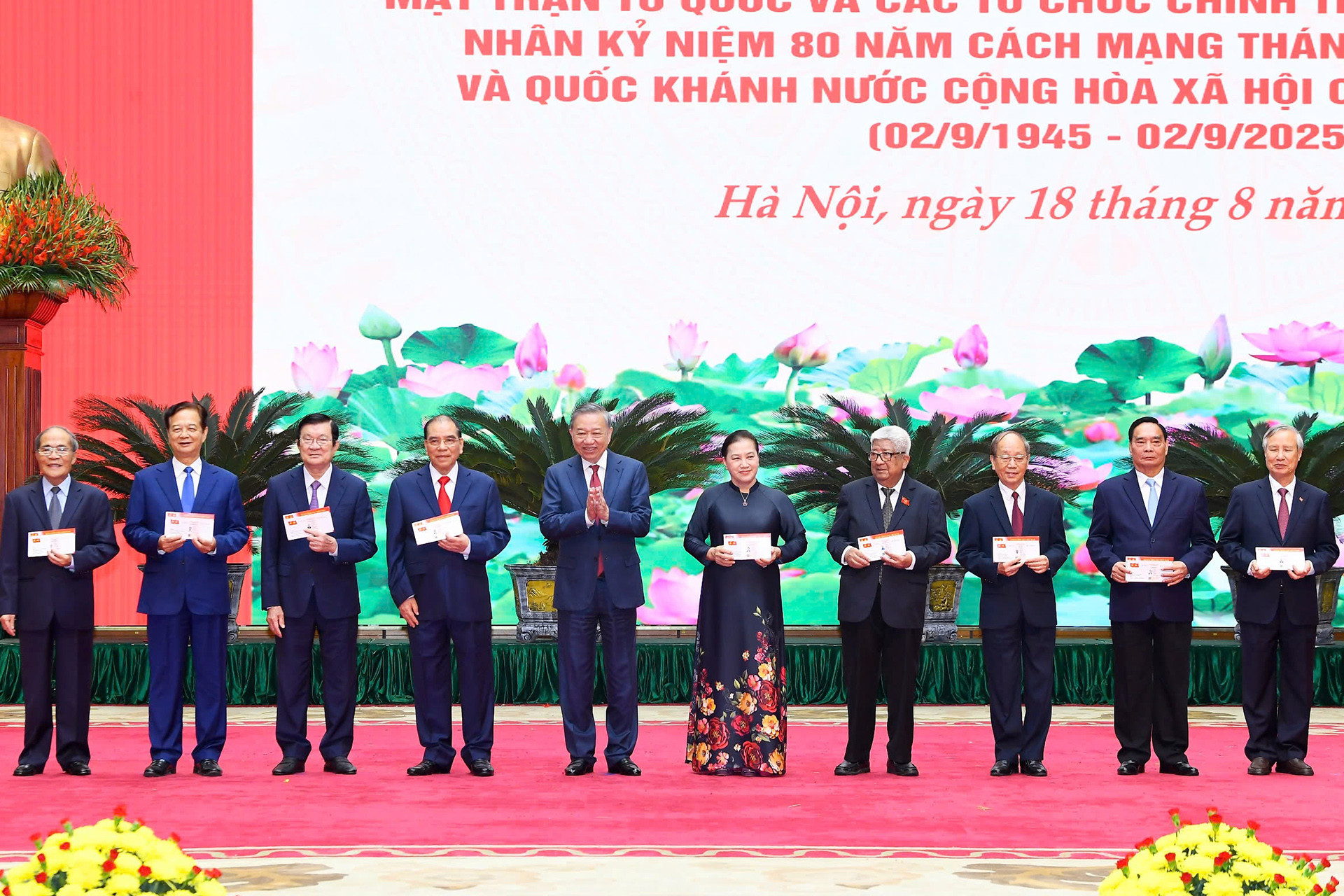 gặp mặt nguyên lãnh đạo