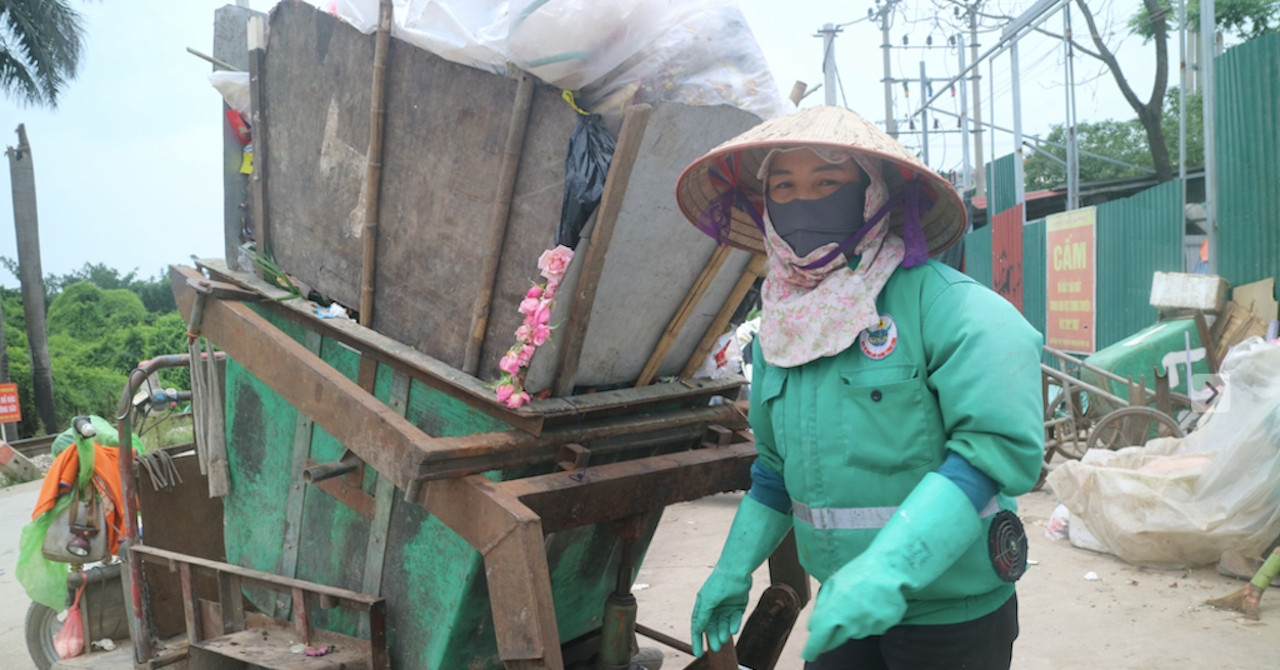 Hà Nội muốn tăng giá thu gom rác thải: Cào bằng người lớn, trẻ em?