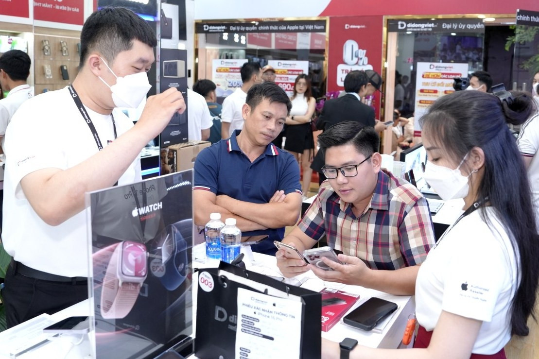 Hộ kinh doanh sửa chữa, mua bán điện thoại nộp thuế khoán hay kê khai?
