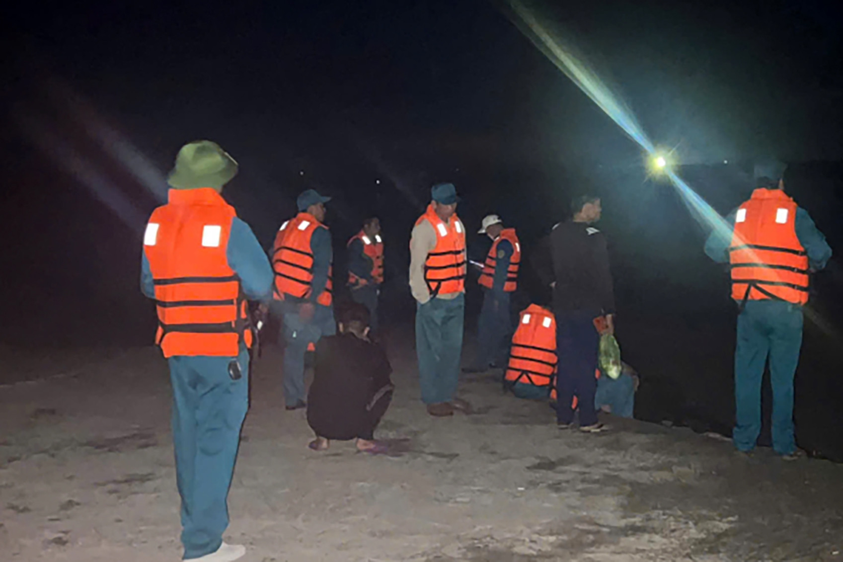 Lật bè chở 17 người trên biển Quảng Ninh, 2 người tử vong