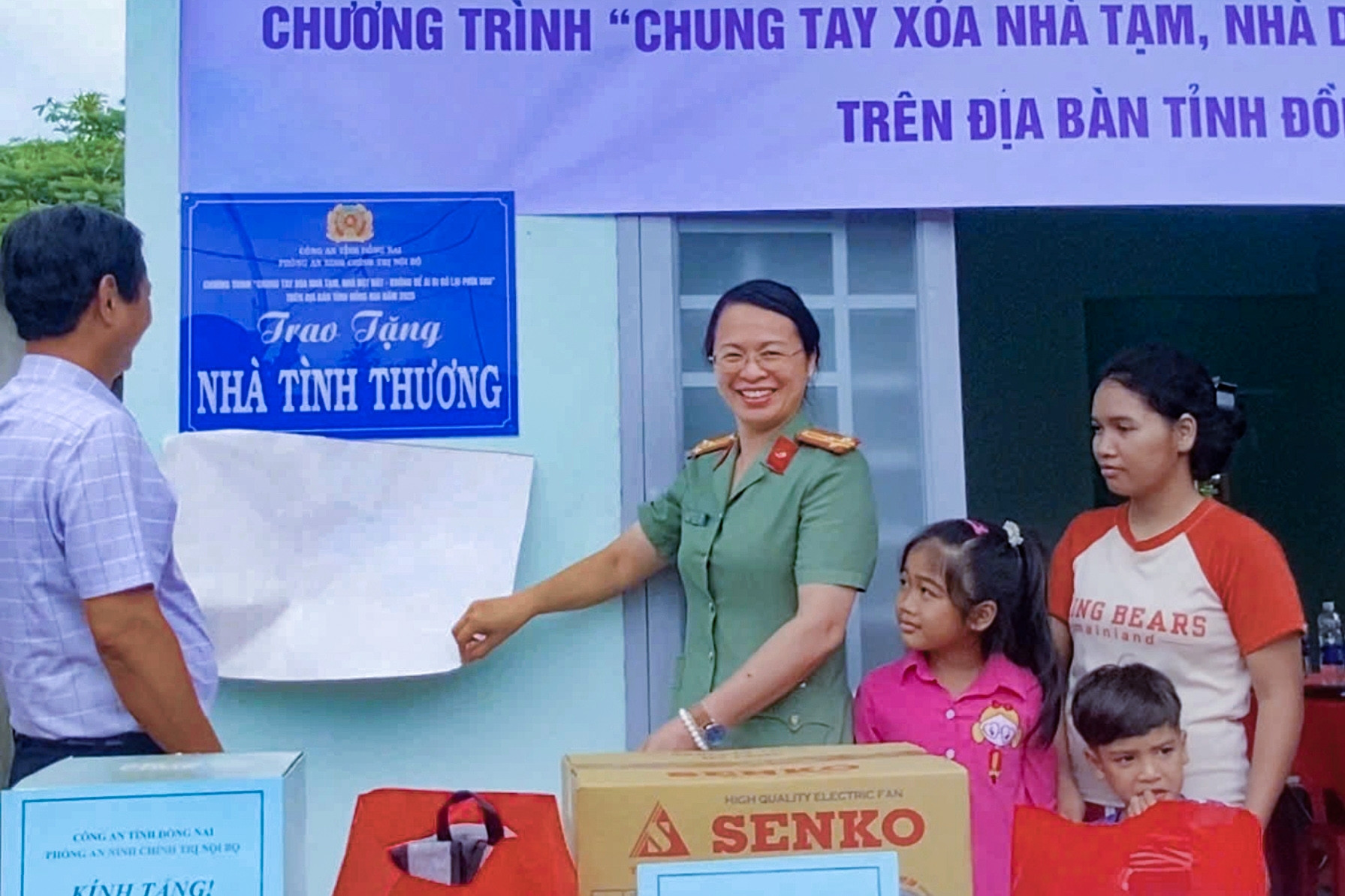 Mái ấm nghĩa tình Công an Đồng Nai trao tặng cho 4 mẹ con người Châu Mạ