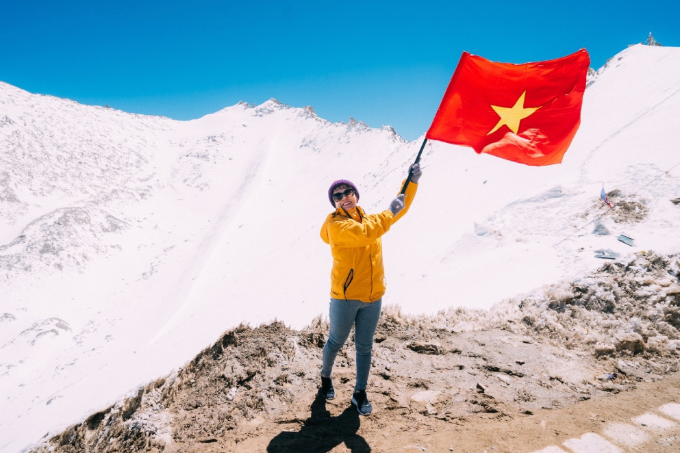 Người phụ nữ 70 tuổi mang nồi cơm điện du lịch Ấn Độ, vượt đèo tuyết hơn 5.000m