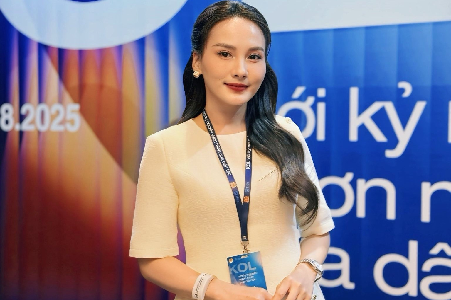 Quốc Trường làm bác sĩ điển trai, Bảo Thanh xinh đẹp đi họp