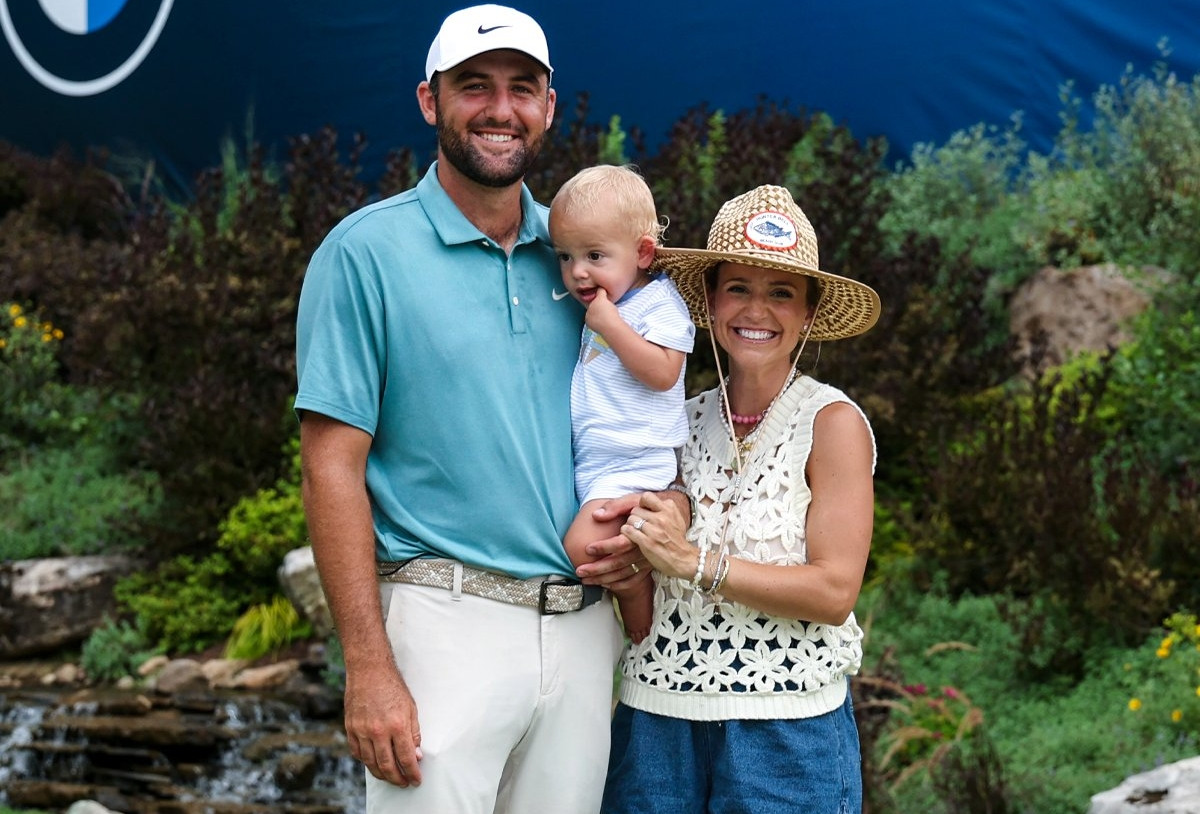 Scottie Scheffler tái hiện kỳ tích Tiger Woods sau cú chip-in để đời