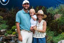 Scottie Scheffler tái hiện kỳ tích Tiger Woods sau cú chip-in để đời