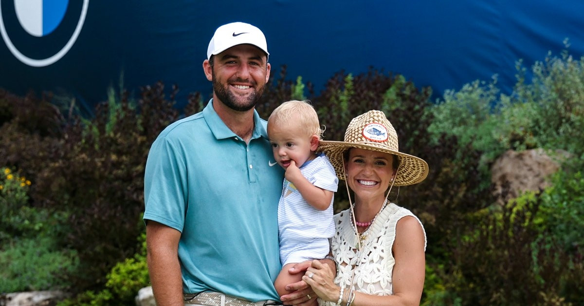 Scottie Scheffler tái hiện kỳ tích Tiger Woods sau cú chip-in thần kỳ