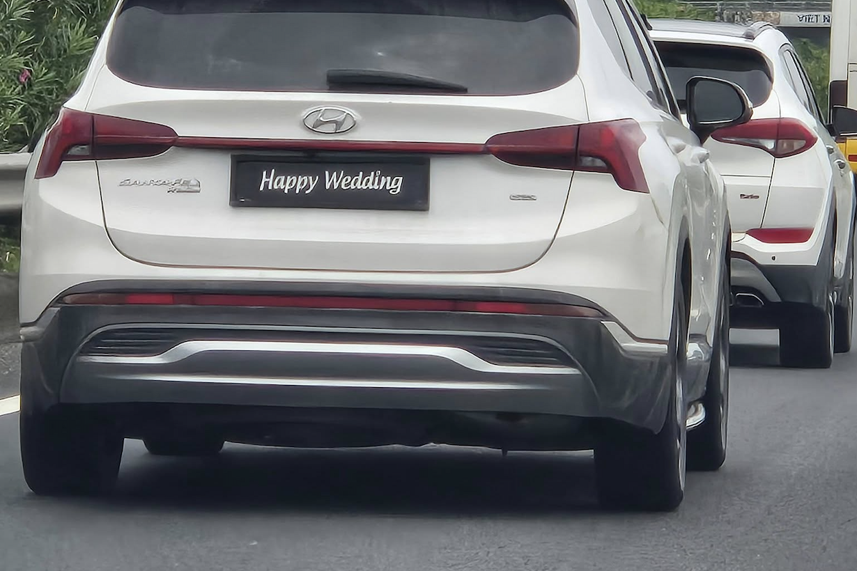 Tài xế Santa Fe che biển số gắn chữ 'Happy Wedding' bị xử phạt 23 triệu đồng