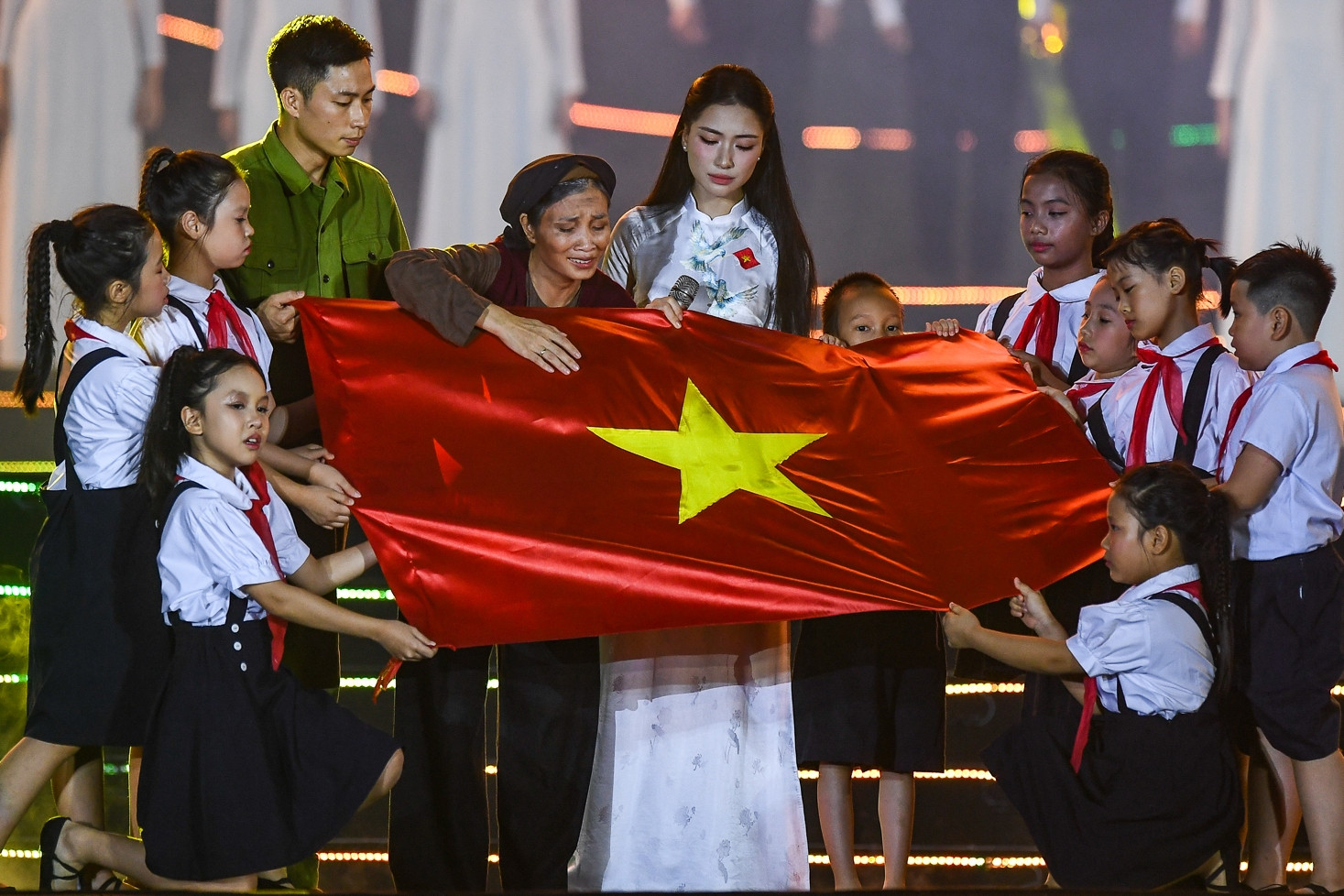 Tùng Dương, Hòa Minzy khiến hơn 30.000 khán giả xúc động