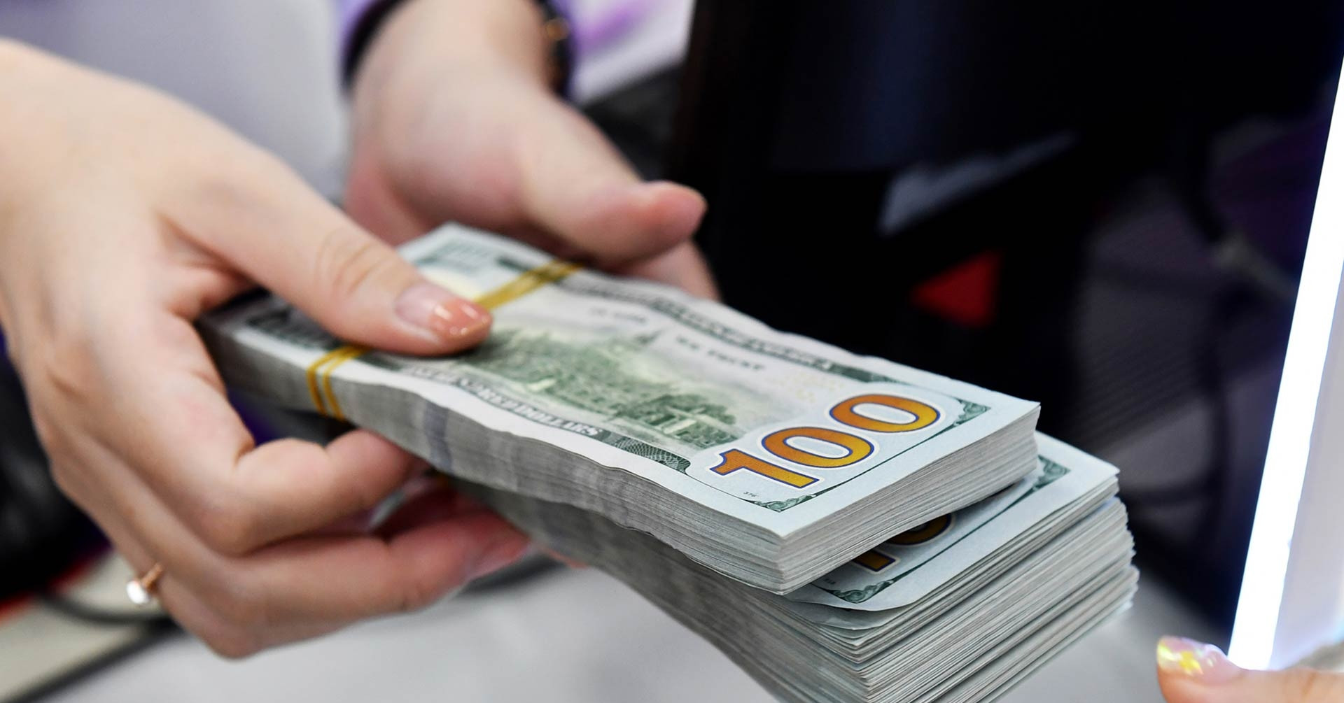 Tỷ giá USD lên mức kỷ lục, bán ra cán mốc 26.470 đồng/USD